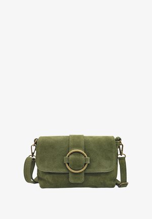 Sac en cuir suédé vert à bandoulière, avec un rabat, doté d'un fermoir métallique circulaire et d'une bandoulière ajustable. Texture lisse et design minimaliste.
