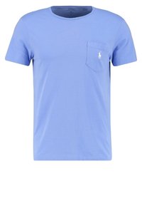 Světle modré triko s krátkým rukávem vyrobené z bavlny. Obsahuje kapsu na levé straně hrudníku s malým logem, design s kulatým výstřihem a standardní střih.