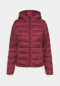 Bordowa kurtka puchowa z kapturem, z pionowym pikowanym wzorem, zapięciem na zamek i dwiema bocznymi kieszeniami. Gładka, błyszcząca tekstura.