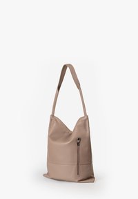 Borsa tote in pelle beige morbido con un design morbido, grande maniglia e una tasca frontale con zip. Superficie testurizzata con fondo liscio.