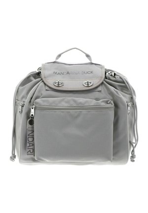 Sac Mandarina Duck gris clair avec poignée supérieure, poche avant zippée, deux fermoirs à bascule, fermetures éclair latérales et cordons de serrage de chaque côté.