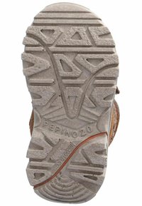 Suela de zapato de goma marrón con un patrón de tracción texturizado, grabado con "PEPINO 20". El diseño incluye formas angulares y un borde liso.