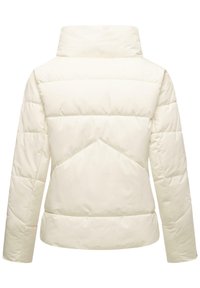 Veste crème matelassée avec col haut, texture matelassée et silhouette ajustée. Présente un détail d'insertion en forme de diamant dans le dos.