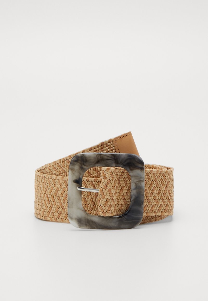 Ceinture beige tissée avec une grande boucle carrée marbrée grise et un détail en cuir beige sur fond blanc.