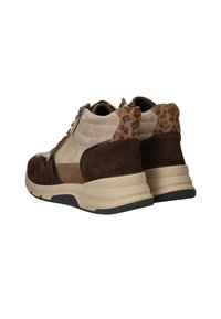 Bruine suède sneakers met een gestructureerde luipaardprint achterkant, een beige accent en een stevige rubberen zool. Inclusief ritssluiting en gevoerde kraag.