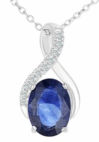 Strieborný náhrdelník s príveskom, ktorý má oválny modrý safír, doplnený o malé okrúhle číre kamienky zasadené do skrúteného dizajnu.