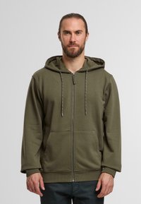 Oliwkowy hoodie na zamek wykonany z miękkiego materiału. Posiada kaptur ze sznurkiem, przednie kieszenie oraz ściągacze przy mankietach dla dopasowanego wyglądu.