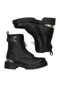 Botines negros de tobillo hechos de cuero texturizado, con una cremallera dorada, acentos metálicos, una correa con detalle del logo y suelas gruesas con relieve.