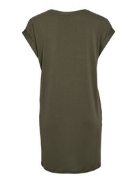 Vestido de camiseta verde oliva con mangas cortas enrolladas, cuello redondo y corte recto. Tejido suave con una textura lisa.