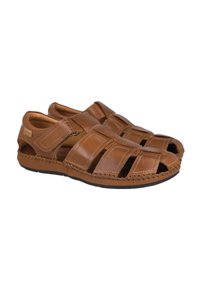 Sandalias de cuero marrón con diseño de punta abierta, que presentan múltiples correas y una textura trenzada alrededor de la suela. Suela exterior de goma negra para un mejor agarre.