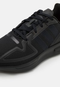 adidas Originals ZX 2K FLUX UNISEX - Sneakers low - core black/shock pink