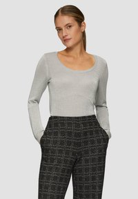 s.Oliver BLACK LABEL MIT GLITZER - Strickpullover - hellgrau