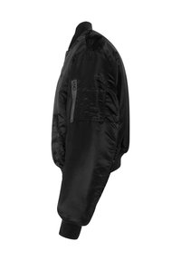 Schwarze Bomberjacke aus glattem, leichtem Stoff. Verfügt über eine Reißverschlusstasche am linken Arm und gerippte Bündchen. Seitenansicht.