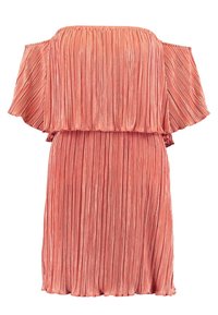 Robe peach à épaules dénudées plissée, présentant un design superposé avec des manches flottantes. Le tissu texturé offre une apparence douce et fluide.