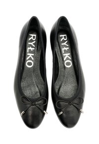 Czarne skórzane baletki z zaokrąglonym noskiem, ozdobną kokardką z przodu oraz miękkim wykończeniem wewnętrznym; wyróżniające się srebrnymi akcentami.