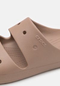 Crocs CLASSIC V2 UNISEX - Kummikingad - latte