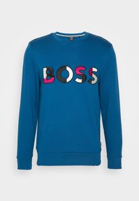 Blå sweatshirt med en framträdande "BOSS"-logotyp i olika färger, med texturerat tyg och en klassisk rundhalsad design.