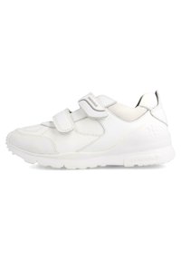 Zapatillas deportivas blancas con tiras de Velcro, parte superior sintética con detalles de malla, puntera redondeada, suela texturizada y detalle del logotipo en el talón.