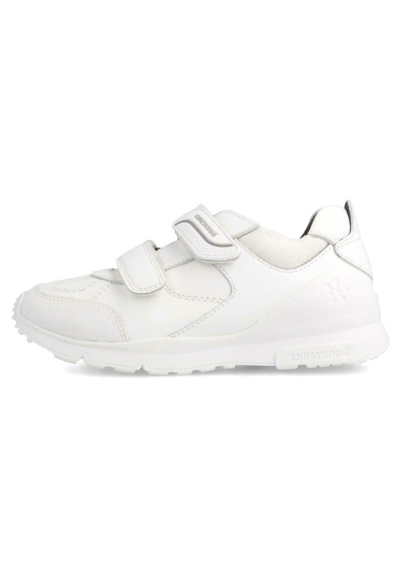 Zapatillas deportivas blancas con tiras de Velcro, parte superior sintética con detalles de malla, puntera redondeada, suela texturizada y detalle del logotipo en el talón.