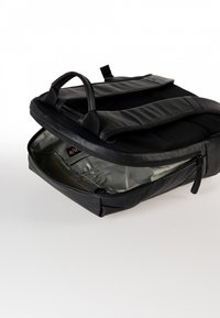 Zaino nero con manici imbottiti, chiusura a zip e un ampio interno foderato in grigio. Presenta una trama liscia e un design minimalista.