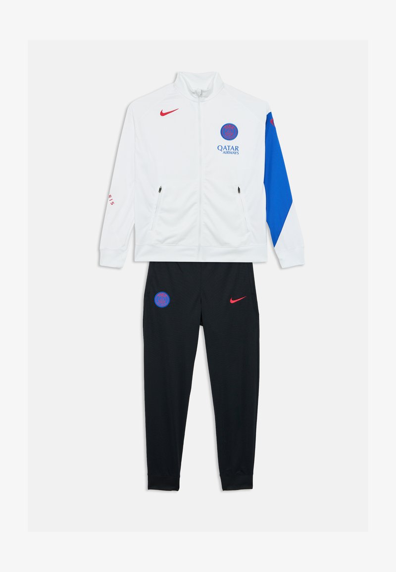 Treningul Nike are o jachetă albă cu fermoar, cu accente roșii și albastre, și pantaloni negri cu logo albastru și swoosh roșu Nike. Material texturat.