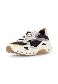 Chunky sneaker met een zwart mesh bovenwerk, grijze suede accenten, witte rubberen zool en oranje details op de neus. Bevat dikke veters.