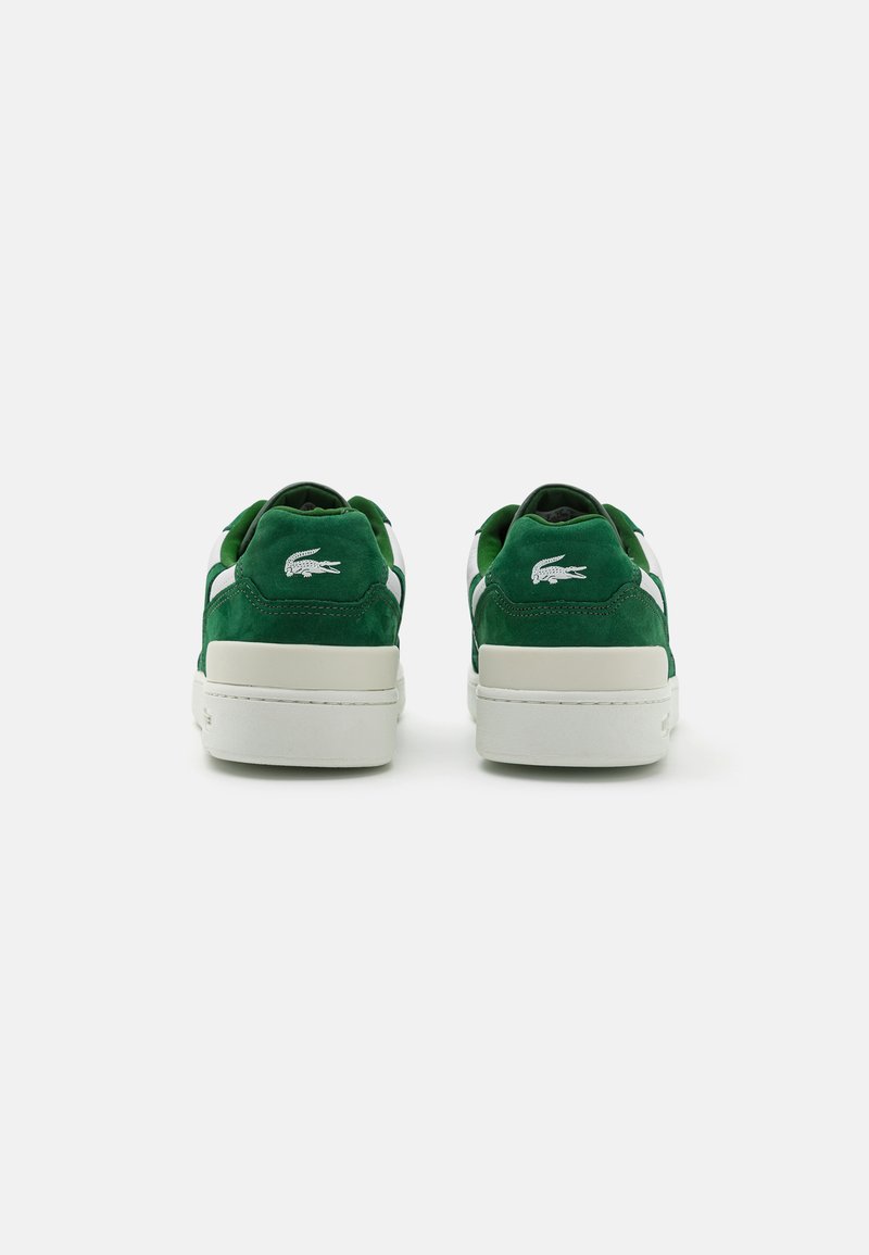 Groene suède sneakers met witte accenten, ronde neus, gevoerde kraag en een opvallend geborduurd logo op de hiel. Rubberen zool.