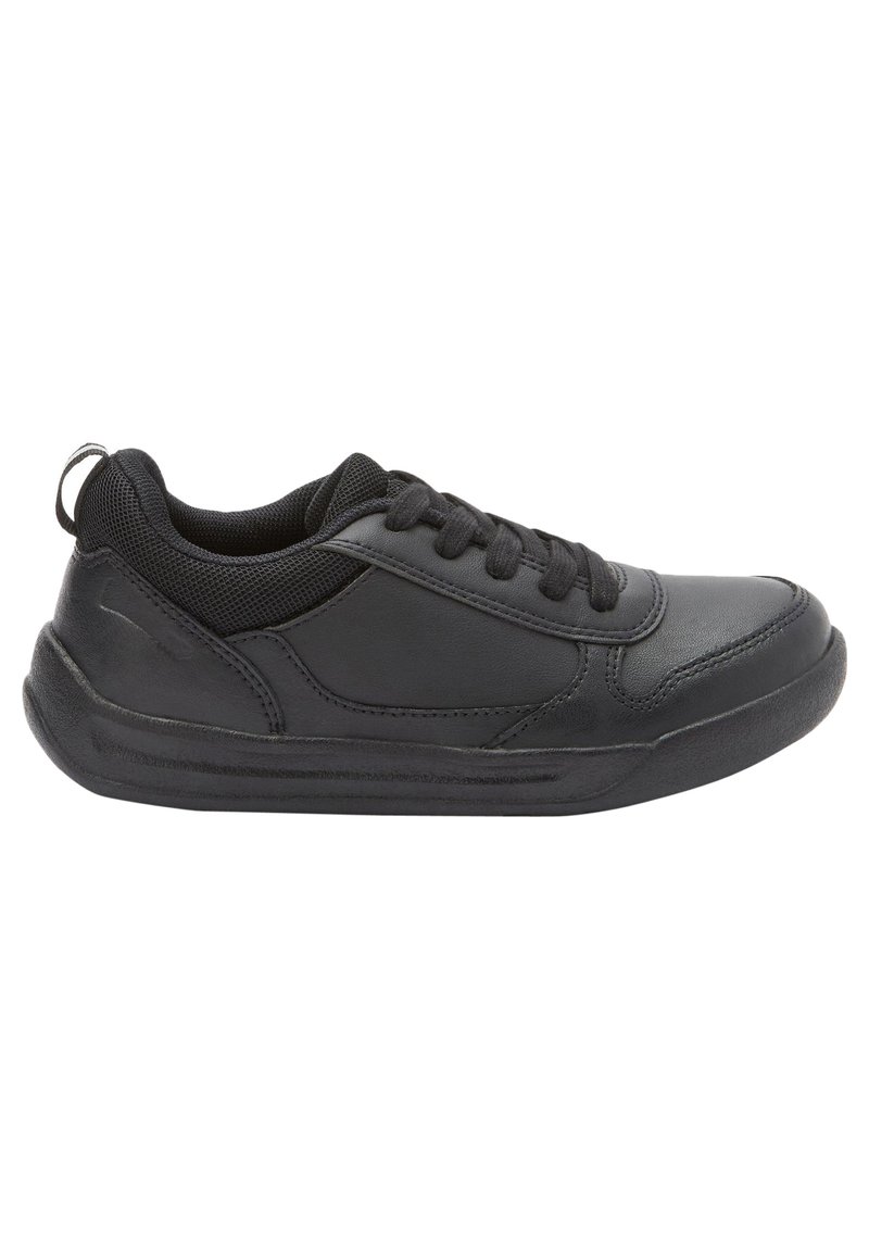 Scarpa nera alta in basso realizzata in pelle sintetica liscia con accenti in rete. Presenta una punta arrotondata, chiusura con lacci e suola in gomma testurizzata.