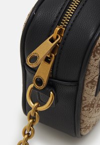 Borsa a mano nera e marrone con motivo a fantasia, finitura liscia, accessori in oro, doppie cerniere e dettaglio a catena.