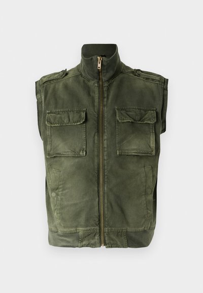 Gilet sans manches vert olive en coton, présentant un col montant, une fermeture éclair frontale et deux poches poitrine avec rabats.