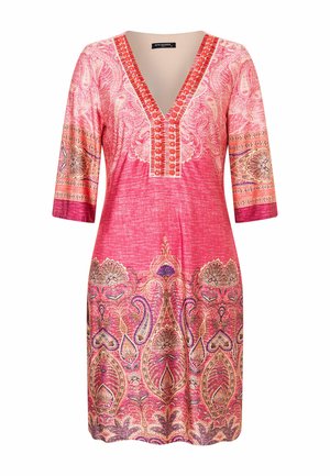 Roze jurk met paisley-patroon, driekwart mouwen en een versierde V-hals, met gedetailleerde bloemmotieven en ornamentale ontwerpen.