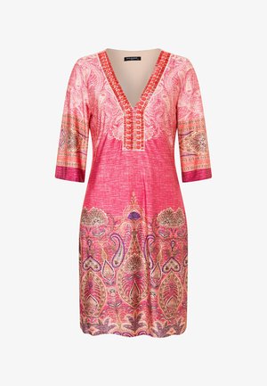 Roze jurk met paisley-patroon, driekwart mouwen en een versierde V-hals, met gedetailleerde bloemmotieven en ornamentale ontwerpen.