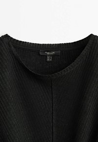 Pull noir en tricot avec un large décolleté et une texture côtelée. Étiquette visible avec les informations de taille : EUR S, USA S, MEX CH.
