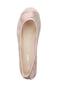 Espadrilles planas de color rosa claro con encaje, puntera redonda y ribete de yute trenzado alrededor del borde. El interior cuenta con un suave forro beige.