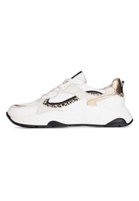 Witte sneaker met een textuur bovenkant, voorzien van gouden accenten en zwarte details, ronde neus, vetersluiting en een dikke zwarte zool.