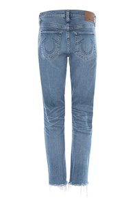 Jasnoniebieskie dżinsy z tapered fit, z postrzępionym dołem, dwoma tylnymi kieszeniami ze szczegółowym przeszyciem i brązową skórzaną naszywką w pasie.