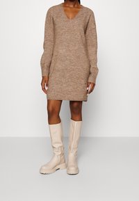 Pieces Petite Stickad klänning - brown
