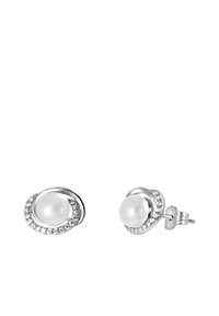 Boucles d'oreilles en argent avec une perle blanche centrale entourée d'un anneau circulaire de petites pierres claires, finition lisse et polie.