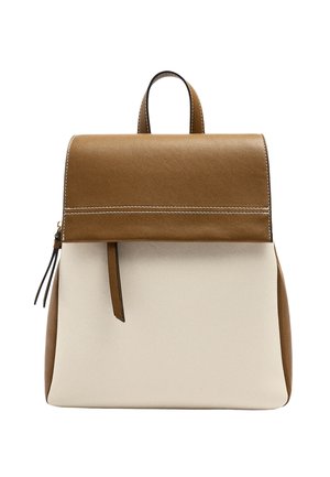 Dwukolorowy plecak z brązową klapą na górze, beżowym korpusem, przeszyciami, bocznym zamkiem błyskawicznym i uchwytem do noszenia na białym tle.