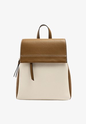 Dwukolorowy plecak z brązową klapą na górze, beżowym korpusem, przeszyciami, bocznym zamkiem błyskawicznym i uchwytem do noszenia na białym tle.