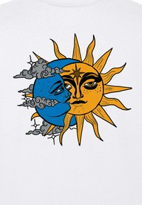 Camiseta blanca con un diseño de luna azul y sol amarillo, con rasgos faciales intrincados, nubes grises y un acento de estrella central.