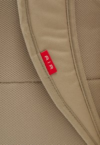 Nike Sportswear SET UNISEX - Penar - khaki/sanddrift/university red