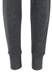 Grå joggingbukser med et tekstureret stof, der har indsnævrede manchetter og ribbet kant for en sikker pasform. Simpelt og funktionelt design.