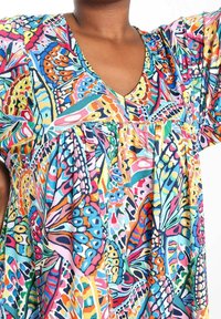 Robe à motif de papillons colorés avec des manches courtes, un décolleté en V et des détails froncés à la taille. Fabriquée en tissu léger.