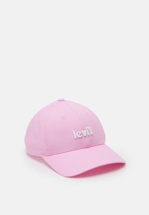 Różowa czapka bejsbolowa z zakrzywionym daszkiem, z białym, wypukłym logo „Levi's” na przednim panelu, na jasnym, jednolitym tle.