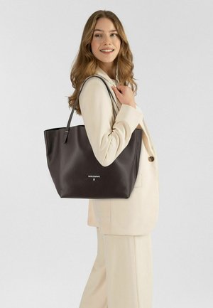 Borsa tote in pelle marrone con finitura testurizzata, dal design semplice e manici neri a contrasto. Logo visibile sulla parte anteriore.