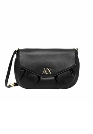 Sac bandoulière en cuir noir avec fermeture à rabat, logo A|X en métal doré et sangle ajustable avec ferrures dorées.