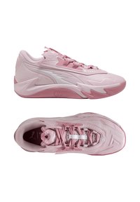 Scarpe da ginnastica rosa con tomaia testurizzata e dettagli lucidi, suola spessa e sistema di allacciatura dettagliato per una vestibilità sicura.