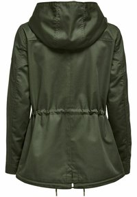 Veste à capuche vert foncé avec une taille cintrée, une texture lisse et des coutures plates. Présente un dos plus long et une légère élasticité à l'ourlet.