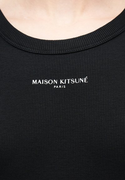 Μαύρο ριμπ ύφασμα πουκάμισο με λευκό κείμενο «MAISON KITSUNÉ PARIS» κεντραρισμένο κάτω από τη λαιμόκοψη.